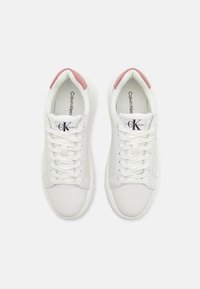 Calvin Klein Jeans CHUNKY CUPSOLE LACEUP MON - Tenisky - bright white/whisper pink