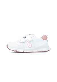Zapatilla deportiva blanca con acentos rosas, con dos correas de velcro, punta redondeada y suela texturizada, etiquetada con un logo en el lateral.