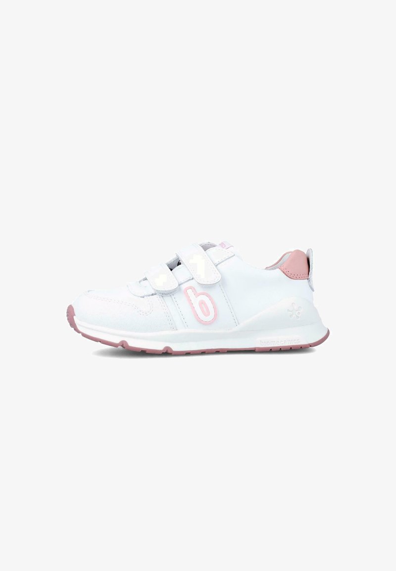 Zapatilla deportiva blanca con acentos rosas, con dos correas de velcro, punta redondeada y suela texturizada, etiquetada con un logo en el lateral.