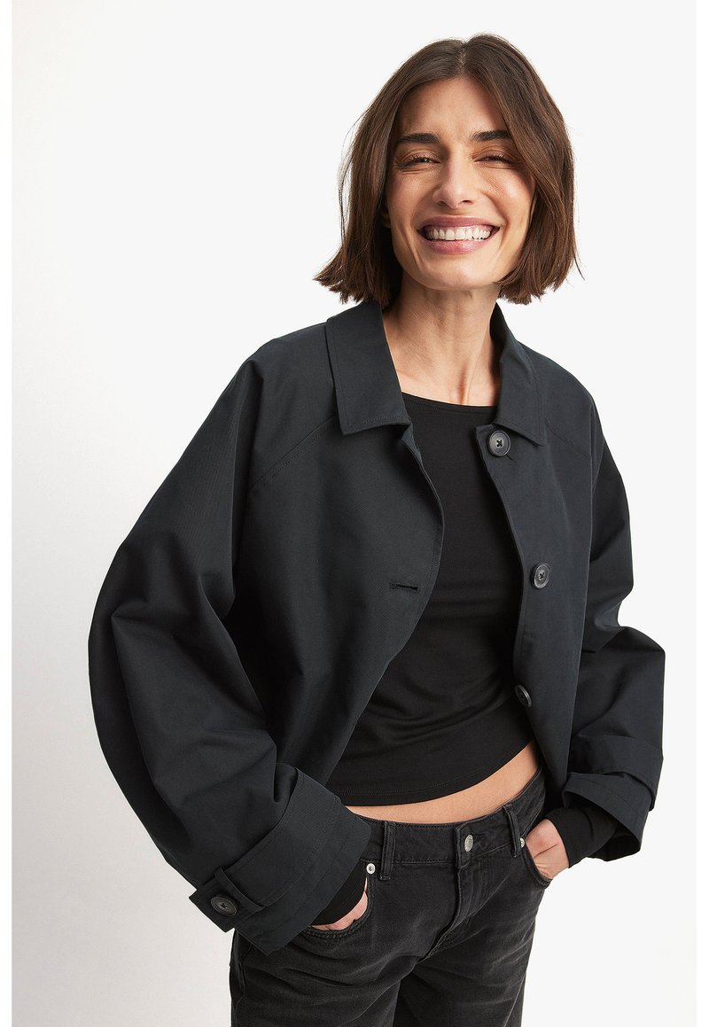 NA-KD BOXY SHORT TRENCHCOAT - Suvejakk - black