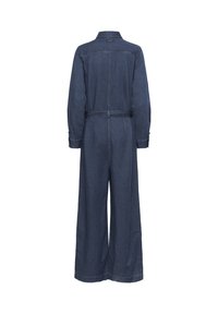 Temno modra kombinacija z dolgimi rokavi, ovratnikom, gumbnimi manšetami, pasom in širokimi hlačami, prikazana s hrbtne strani.