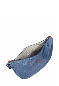 Borsa a tracolla in denim blu con dettagli in pelle marrone chiaro, cerniera aperta che mostra l'interno beige e tasca interna con cerniera.