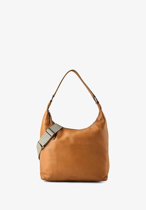 Borsa a tracolla in pelle color cuoio con ampia tracolla beige regolabile con testo marchiato e singolo manico superiore.