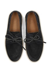 Zwarte suède sneakers met een witte rubberen zool, voorzien van een veterontwerp, gestikte details en een glad leren binnenwerk.