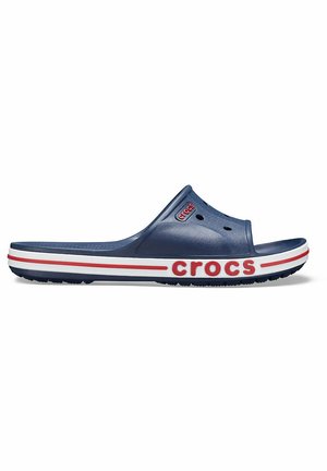 Marineblauwe Crocs slide sandaal gemaakt van lichtgewicht materiaal, met een brede band, ventilatiegaten en rode en witte gestreepte zoolaccenten.