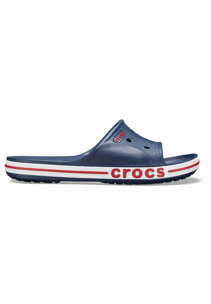 Sandale slide en crocs bleu marine, fabriquée en matériau léger, dotée d'une large sangle, de trous de ventilation et d'accents de semelle rayés rouge et blanc.