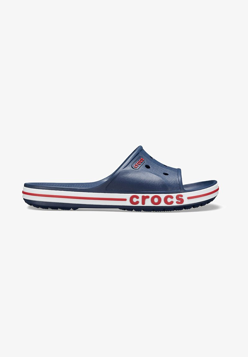 Sandale slide en crocs bleu marine, fabriquée en matériau léger, dotée d'une large sangle, de trous de ventilation et d'accents de semelle rayés rouge et blanc.