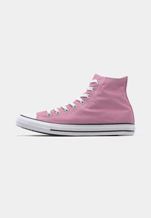 Sneakers alte in tela rosa con punta e suola in gomma bianca, caratterizzati da occhielli in argento e lacci bianchi. Striscia nera sulla suola.