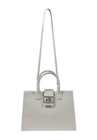 Borsa a tracolla bianca in materiale sintetico con forma strutturata. Presenta un manico superiore, una lunga tracolla e una chiusura rettangolare con dettagli del logo.