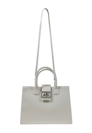 Borsa a tracolla bianca in materiale sintetico con forma strutturata. Presenta un manico superiore, una lunga tracolla e una chiusura rettangolare con dettagli del logo.