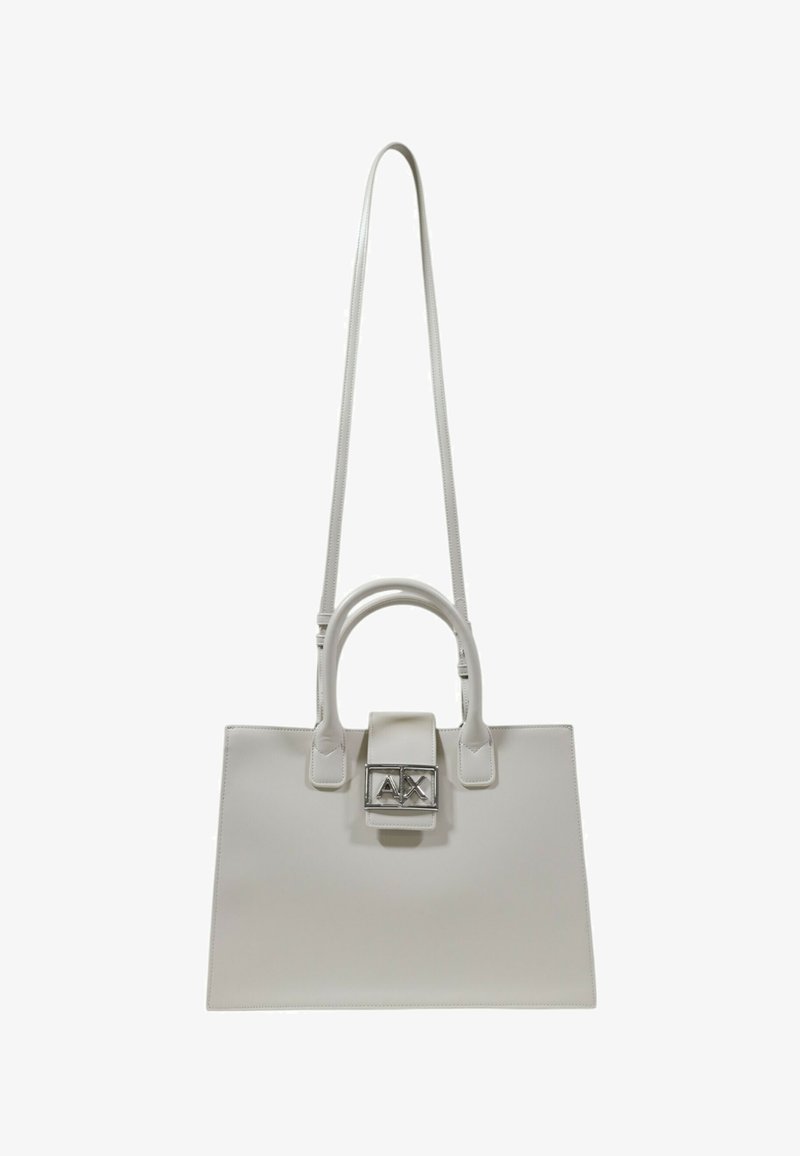 Borsa a tracolla bianca in materiale sintetico con forma strutturata. Presenta un manico superiore, una lunga tracolla e una chiusura rettangolare con dettagli del logo.