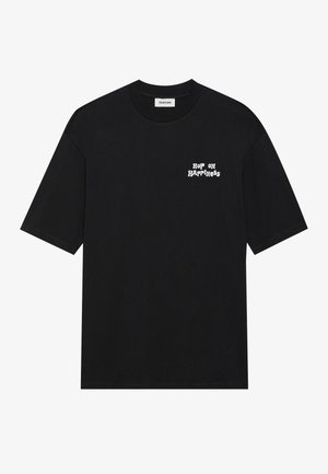 Crna pamučna majica s kratkim rukavima, s natpisom "HOP ON HAPPINESS" otisnutim bijelo na lijevoj strani prsnog područja. Klasična okrugla izrez.