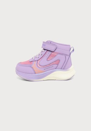 Basket montante pour enfants en rose et violet avec strap Velcro, lacets, semelle blanche rembourrée et étiquette "Watershield".