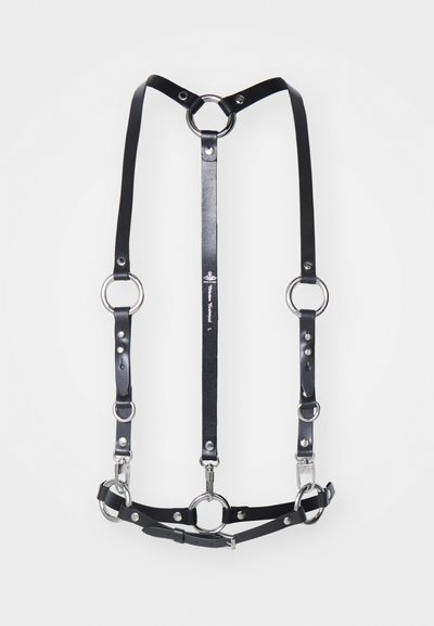 Μαύρος δερμάτινος ιμάντας με ασημί μεταλλικούς δακτυλίους και υλικά, που διαθέτει ιμάντες διατάσσονται σε σχήμα X και διακοσμούνται με κουμπώματα.