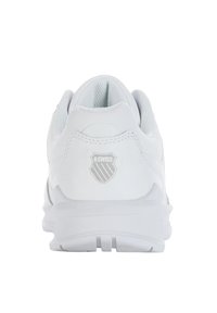 Baskets blanches avec un talon rembourré, dotées d'un dessus texturé et d'un logo en relief. Matériau lisse et design arrondi.