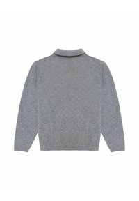 Grauer gestrickter Pullover mit Kragen, langen Ärmeln und legerer Passform. Verfügt über eine glatte Textur und eine einheitliche, sanfte Farbe.