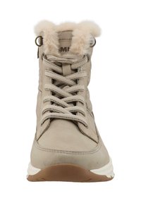 Beige kotníkové boty s límcem z umělé kožešiny, texturovanou tkaninou, plochými tkaničkami a hnědou gumovou podrážkou. Mají boční zip pro snadné obouvání.