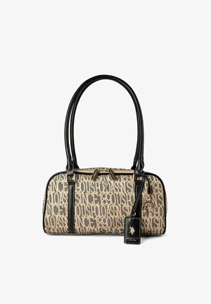 Beige-schwarze Handtasche mit wiederholtem Textmuster, schwarzen Ledergriffen, doppeltem Reißverschluss und einem hängenden schwarzen Anhänger mit goldenem Logo und Charme.