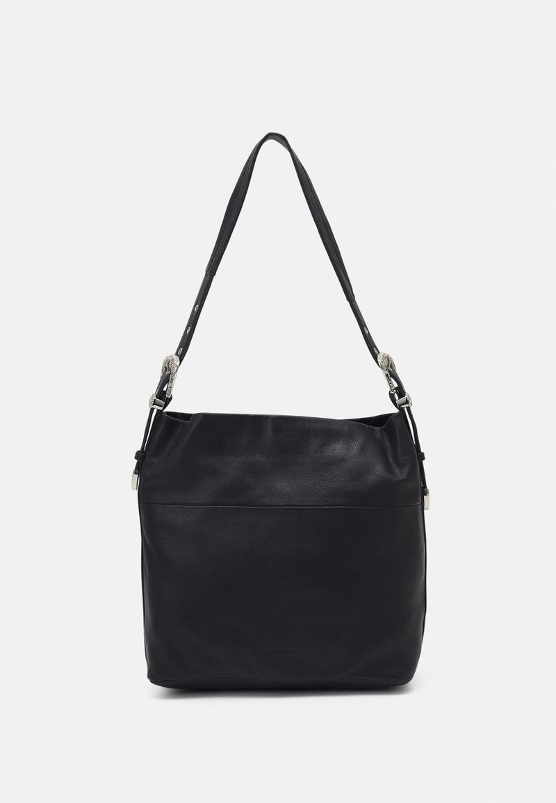 Sac à bandoulière en cuir noir avec une seule sangle ornée de détails à boucle argentée, design simple et texture douce.