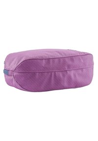 Bolsa rectangular morada con una superficie texturizada y un zipper suave. Presenta una parte superior ligeramente abombada y bordes reforzados.