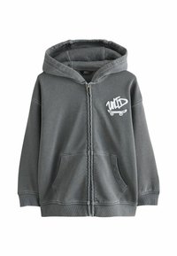 Grå hoodie med lynlås, snor i hætten, kængurulommer og et hvidt grafisk logo på brystet. Fremstillet af blødt, struktureret stof.