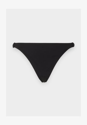 Černé plavkové kalhotky s nízkým pasem a tenkými bočními pásky, položeny na bílém pozadí.