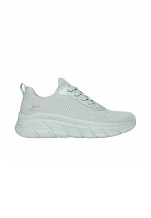 Scarpa atletica grigia chiara con una parte superiore in mesh testurizzato, punta arrotondata e suola spessa e imbottita. Presenta lacci e un discreto dettaglio con il logo.