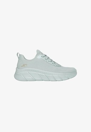 Jasnoszare buty sportowe z teksturowaną siateczkową cholewką, okrągłym noskiem i grubą, wyściełaną podeszwą. Posiada sznurowadła oraz subtelny detal logo.
