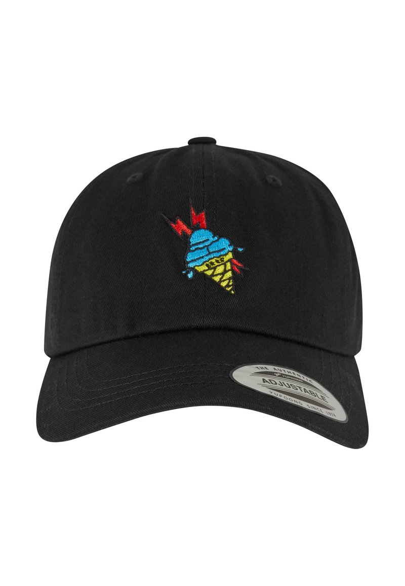 Cappellino da baseball in cotone nero con visiera curva, caratterizzato da un ricamo colorato di un cono gelato con fulmini. Catena regolabile sul retro.