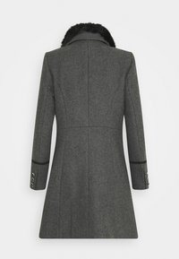 Abrigo gris de lana con cuello de piel sintética, corte entallado, mangas largas y detalles de botones plateados en los puños. Diseño limpio y estructurado.