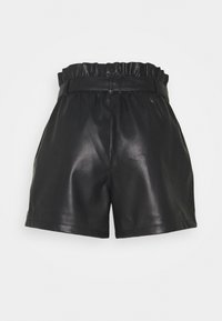 Svarta fusk läder shorts med hög midja och paperbag-vikt samt matchande bälte, slät textur, detalj med framfickor och avslappnad passform.