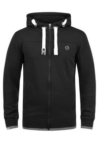 Schwarze Zip-Hoodie aus Baumwollmischung, mit einem Frontreißverschluss, Kordeln und weißen Akzenten an der Kapuze und den Bündchen. Einfaches Design.
