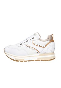 Weißer Sneaker mit Obermaterial aus Leder und Mesh, goldenen Akzenten, genopptem Design an der Seite, weißer Zwischensohle und strukturiertem beigen Sohle.