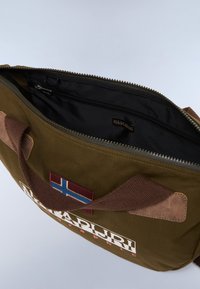 Olivengrøn Napapijri shoppertaske med brune stofhåndtag, norsk flagmærke og sort indvendig med lynlåslomme.