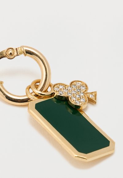 Náušnica v zlatej farbe s hranatým zeleným príveskom a príveskom v tvare štvorlístka zdobeným čírymi kryštálmi. Hladký povrch, leštený vzhľad.