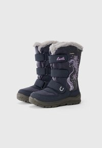 Mørkeblå snøboots med falsk pelskant, borrelåslukking, gummisåler, og et enhjørninggrafikk i lilla og hvitt på utsiden.