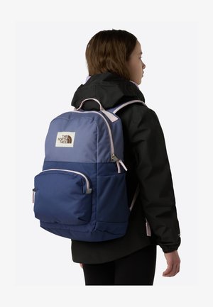 Mėlynos ir tamsiai mėlynos spalvos audinio kuprinė su rožiniais akcentais, didelė pagrindinė dalis, priekinis kišenė ir šoninė akių kišenė, su logotipo emblema.