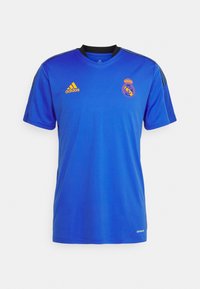 Modrá fotbalová dres Adidas s černým límcem, krátkými rukávy a oranžovým logem. Má tři černé pruhy na ramenou a text Aeroready na lemu.