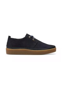 Scarpe stringate in camoscio blu navy con suola in gomma marrone texture. Caratteristiche includono punta rotonda, cuciture sottili e occhielli dorati per i lacci.