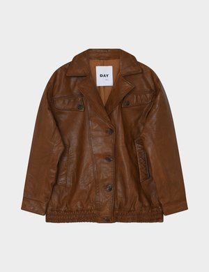 Veste en cuir marron à boutons avec large col, deux poches poitrine à boutons, et taille élastique, présentée sur un fond gris clair.