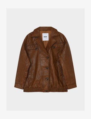 Rjava usnjena jakna z gumbi, širokim ovratnikom, dvema žepoma na prsih z gumbi in elastičnim pasom, prikazana na svetlo sivi podlagi.