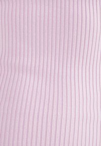 Tissu rayé en violet clair avec des rayures verticales, présentant une texture douce et un motif uniforme.