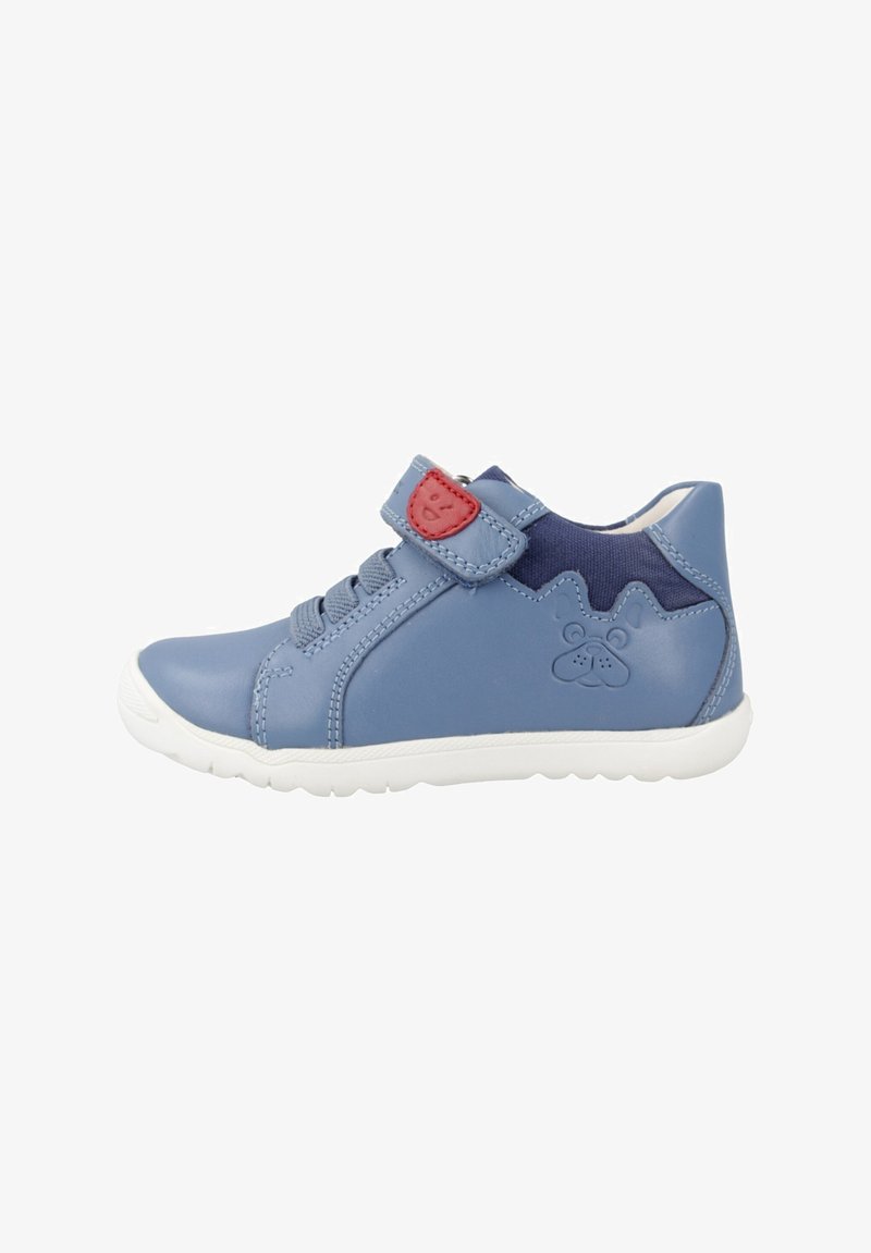 Sneaker blu in pelle con suola in gomma bianca, dotata di una fascia in Velcro e un design con lacci, pannelli texturizzati in blu navy e un'accenno a forma di faccia d'orso.