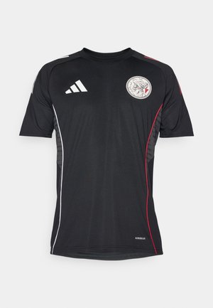 Zwart sportshirt met korte mouwen, voorzien van een ronde hals, witte accenten, rode zijstrepen en een cirkelvormig embleem op de borst.