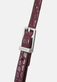 Bracelet en simili cuir bordeaux avec un motif texturé de crocodile, fixé par une boucle en métal argenté portant l'inscription "ESPRIT".