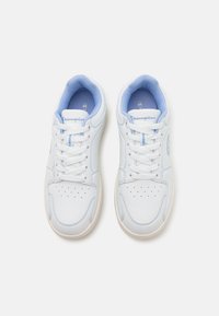 Hvide sneakers med lyseblå accenter, tekstureret læderoverdel, perforeret tå for åndbarhed, flade snørebånd og polstret krave for komfort.