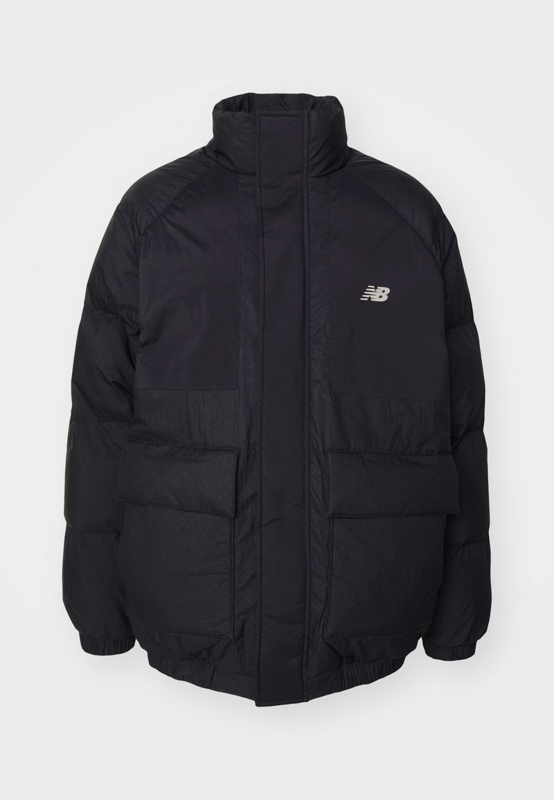 Schwarze gepolsterte Jacke mit hohem Kragen, großen Fronttaschen, elastischen Bündchen und einem kleinen silbernen Logo auf der Brust.