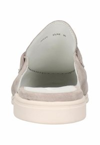 Beige mockaskinnssko som är lätt att ta på sig med rund tå, mjukt foder och en flexibel, ljus sula. Har minimal sömnad och ingen klack.