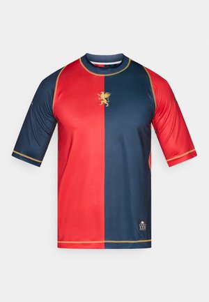 Kurzärmliges Trikot mit geteiltem Design in Rot und Marineblau, verziert mit einem goldenen Löwenemblem und goldenen Akzentnähten.