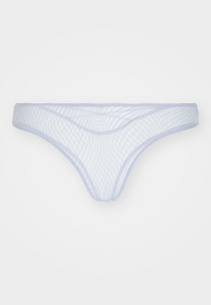 Tanga in rete blu chiaro con motivo intrecciato, bordi lisci, vita media e copertura minimale, caratterizzato da tessuto morbido e trasparente.